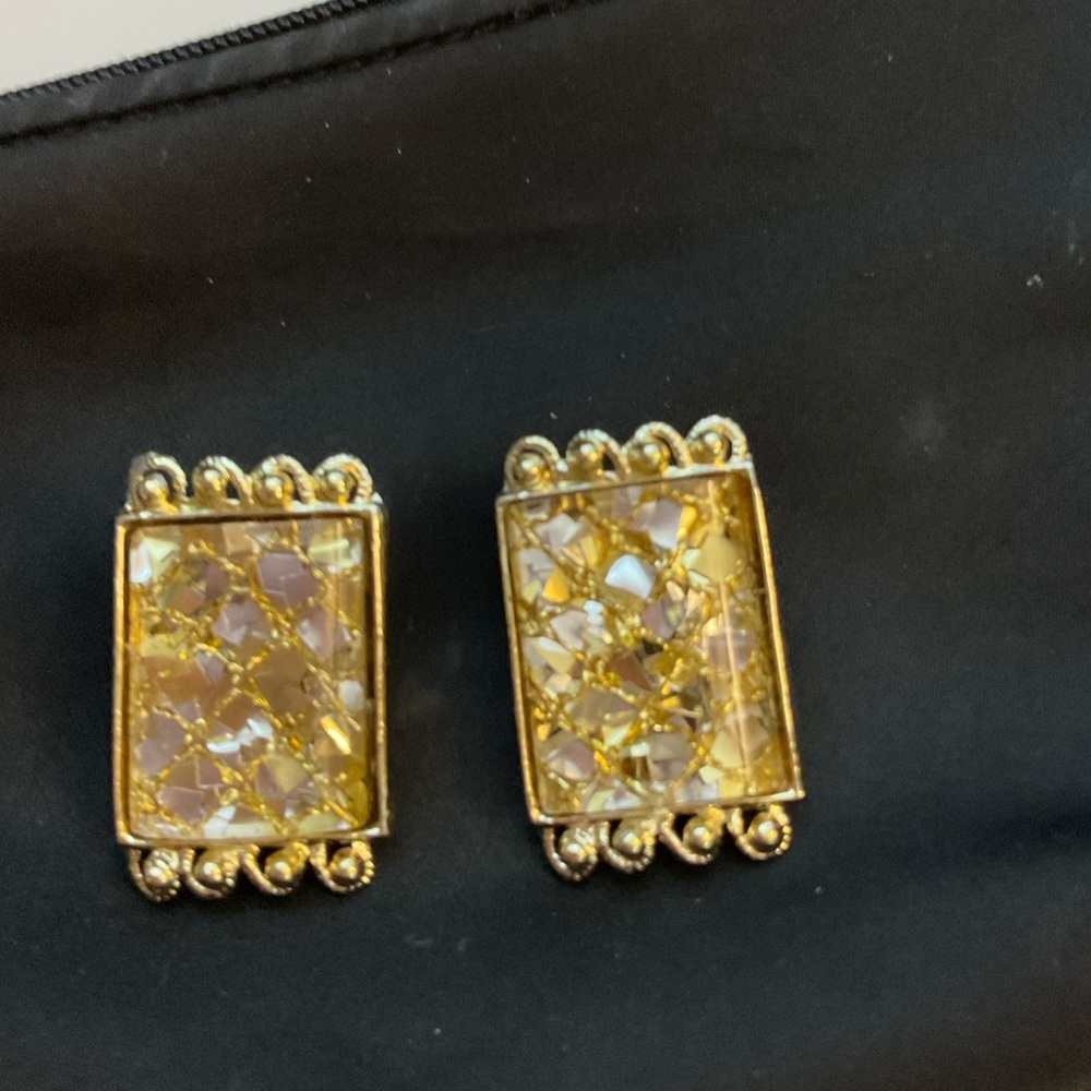 Vintage Gold Tone Confetti Lucite Gold-Tone Clip-on Earrings